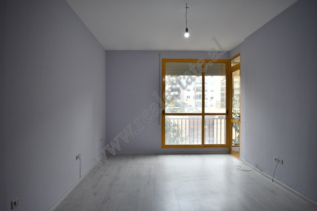 Ambient zyre me qira ne rrugen Tish Dahia prane Kompleksit Kika 2, ne zonen e Komunes se Parisit ne 